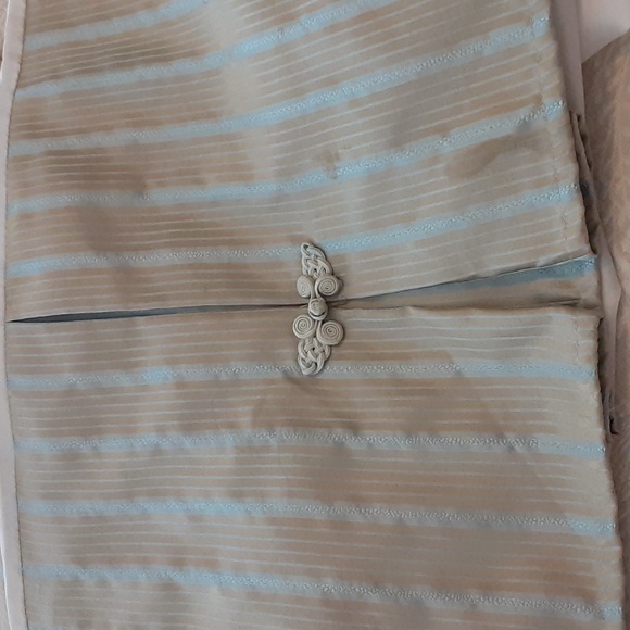 Queen Bed Skirt Rayon Blend Striped Frog Closures @ Corner - Picture 3 of 6